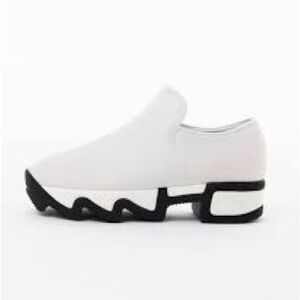 816. NEW Source Unknown White Slip-On Sneakers with Black Sculpted Sole